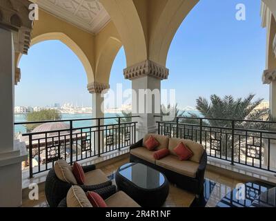 Die Terrasse im Shangri-La Qaryat Al Beri Hotel, Abu Dhabi, Vereinigte Arabische Emirate, mit der im Hintergrund die große Moschee zu sehen ist Stockfoto