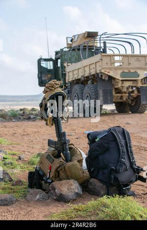 CAMP LEMONNIER, Dschibuti (22. Februar 2023) Matrosen, die der 8. Maritimen Sicherheitsschwadron zugeteilt sind, nehmen an einer Feuerübung Teil, die im Arta Mer Range Complex, Dschibuti, am 22. Februar stattfand. Die Maritime Expeditionary Security Force ist ein Kernkapital der Marine, das die Sicherheit von Häfen und Häfen, die Sicherheit von hochwertigen Vermögenswerten und die Sicherheit der Seeschifffahrt in den Küsten- und Binnenwasserstraßen gewährleistet. Camp Lemonnier dient als Expeditionsbasis für US-Streitkräfte, die Schiffe, Flugzeuge und Personal unterstützen, die die Sicherheit in ganz Europa, Afrika und Südwestasien gewährleisten. CLDJ ena Stockfoto