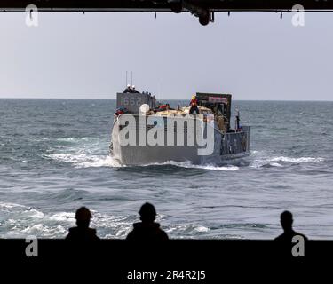 230516-N-VO895-1085 ATLANTISCHER OZEAN (16. Mai 2023) Landungsschiff Utility 1662, zugeordnet zu Assault Craft Unit 2, nähert sich dem Bohrlochdeck des Amphibienschiffs USS Bataan der Wasp-Klasse (LHD 5). Die Bataan Amphibious Ready Group und die 26. Marine Expeditionary Unit nehmen derzeit an der Übung der Carrier Strike Group Four Composite Training Unit (COMPTUEX) Teil. COMPTUEX ist die letzte Übung vor der Entsendung, mit der die ARG von Bataan und die MEU von 26. zertifiziert werden, dass sie in der Lage sind, militärische Operationen durch gemeinsame Planung durchzuführen und anspruchsvolle und realistische Szenarien durchzuführen. (USA Navy Foto von Mass Stockfoto