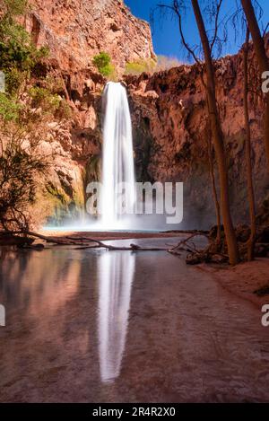 Mooney Falls auf Havasu Creek unter dem Campingplatz an einem sonnigen Morgen. Supai, Arizona, USA. Stockfoto