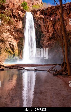 Mooney Falls auf Havasu Creek unter dem Campingplatz an einem sonnigen Morgen. Supai, Arizona, USA. Stockfoto