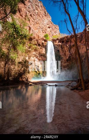 Mooney Falls auf Havasu Creek unter dem Campingplatz an einem sonnigen Morgen. Supai, Arizona, USA. Stockfoto