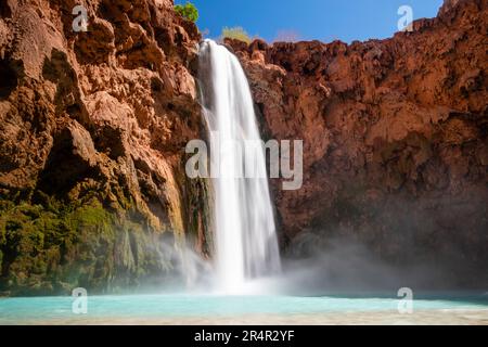 Mooney Falls auf Havasu Creek unter dem Campingplatz an einem sonnigen Morgen. Supai, Arizona, USA. Stockfoto