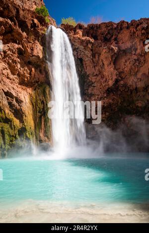 Mooney Falls auf Havasu Creek unter dem Campingplatz an einem sonnigen Morgen. Supai, Arizona, USA. Stockfoto