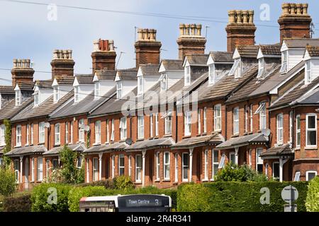 Viktorianische Terrassenhäuser auf der Worting Road, Basingstoke, Großbritannien. Konzept: Englischer Immobilienmarkt, Hypothekengeschäfte, Immobilienpreise, "Buy to let" Stockfoto