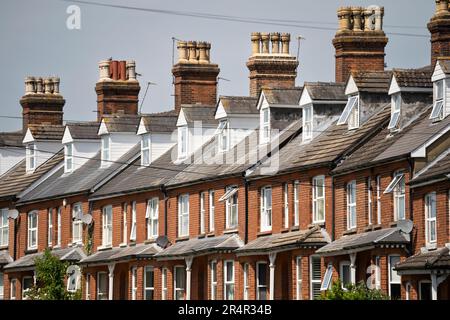 Viktorianische Terrassenhäuser auf der Worting Road, Basingstoke, Großbritannien. Konzept: Englischer Immobilienmarkt, Hypothekengeschäfte, Immobilienpreise, "Buy to let" Stockfoto