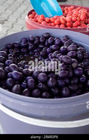 Rosa und blaue Oliven auf dem Wochenmarkt in Urgup, Türkei. Die rosafarbenen Oliven werden mit Rote-Bete-Saft gefärbt. Stockfoto
