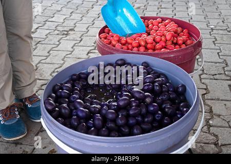 Rosa und blaue Oliven auf dem Wochenmarkt in Urgup, Türkei. Die rosafarbenen Oliven werden mit Rote-Bete-Saft gefärbt. Stockfoto