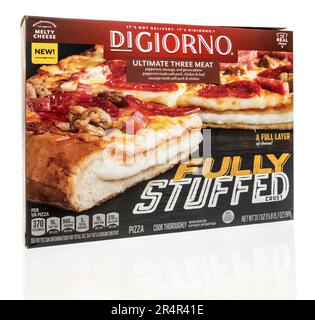 Winneconne, WI - 16. April 2023: Ein Paket voll gefüllte Pizza von Digiorno auf einem isolierten Hintergrund. Stockfoto
