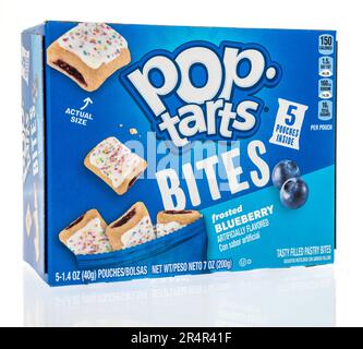 Winneconne, WI - 16. April 2023: Ein Paket von Pop-Tarts-Bissen auf einem isolierten Hintergrund. Stockfoto