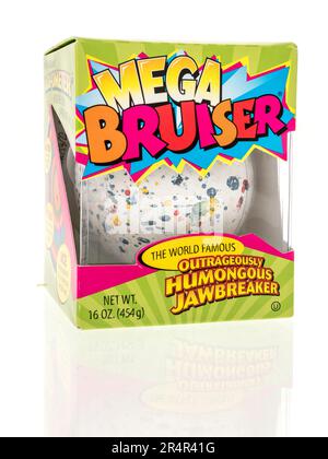Winneconne, WI - 16. April 2023: Ein Paket von Mega Bruiser, weltberühmtem, ungeheuerlich gigantischem jawbreaker auf einem isolierten Hintergrund. Stockfoto