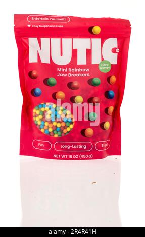 Winneconne, WI - 16. April 2023: Ein Paket Nutic Mini-Rainbow-Backenbrecher auf isoliertem Hintergrund. Stockfoto