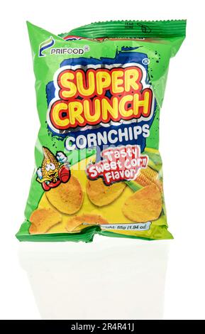 Winneconne, WI - 16. April 2023: Ein Paket Prifood Super Crunch Corn Chips auf einem isolierten Hintergrund. Stockfoto