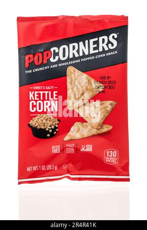 Winneconne, WI - 16. April 2023: Ein Paket Pop Corners Kettle Corn Chips auf einem isolierten Hintergrund. Stockfoto