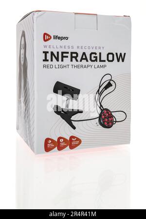 Winneconne, WI - 16. April 2023: Ein Paket mit Lifepro Wellness Recovery Infraglow Red Light Therapy LAMP auf isoliertem Hintergrund. Stockfoto