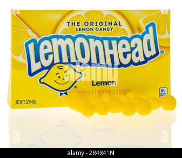 Winneconne, WI - 16. April 2023: Eine Packung Zitronenbonbons mit Lemonhead-Zitronengeschmack auf isoliertem Hintergrund. Stockfoto