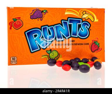 Winneconne, WI - 16. April 2023: Ein Paket mit Bonbons auf isoliertem Hintergrund. Stockfoto