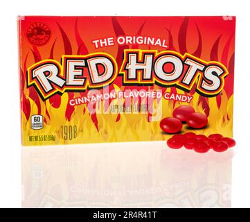 Winneconne, WI - 16. April 2023: Ein Paket Red Hots Süßigkeiten auf einem isolierten Hintergrund. Stockfoto