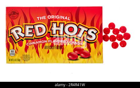 Winneconne, WI - 16. April 2023: Ein Paket Red Hots Süßigkeiten auf einem isolierten Hintergrund. Stockfoto
