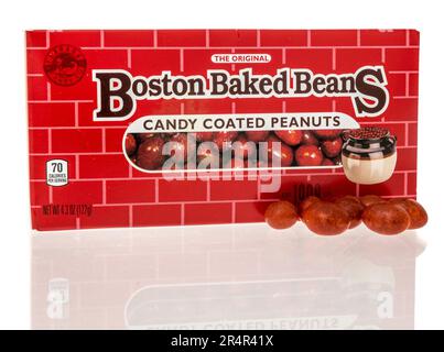 Winneconne, WI - 16. April 2023: Ein Paket Boston Bake Beans Candy auf einem isolierten Hintergrund. Stockfoto