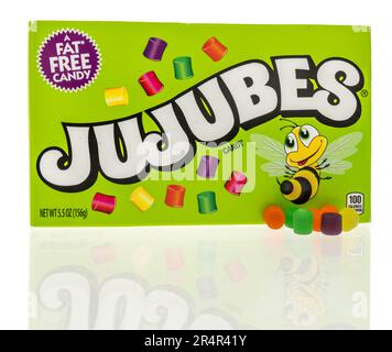Winneconne, WI - 16. April 2023: Ein Paket Jujubes-Süßigkeiten auf isoliertem Hintergrund. Stockfoto
