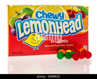 Winneconne, WI - 16. April 2023: Eine Packung Chewy Lemonhead Fruit Mix Süßigkeiten auf einem isolierten Hintergrund. Stockfoto