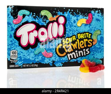 Winneconne, WI - 16. April 2023: Ein Paket Trolli Sour brite Crawlers Minis-Süßigkeiten auf einem isolierten Hintergrund. Stockfoto