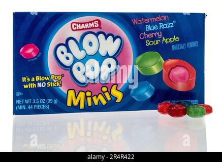 Winneconne, WI - 16. April 2023: Ein Paket Charms Blow Pop Minis Süßigkeiten auf einem isolierten Hintergrund. Stockfoto