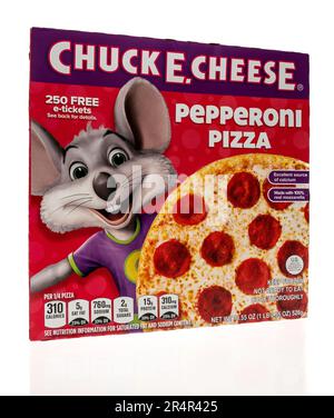 Winneconne, WI - 16. April 2023: Ein Paket Chuck E Cheese Pepperoni Pizza auf isoliertem Hintergrund. Stockfoto