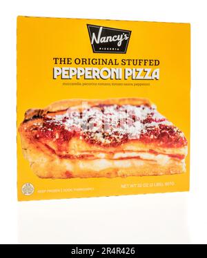 Winneconne, WI - 16. April 2023: Ein Paket Nancys, die originale gefüllte Peperoni-Pizza auf einem isolierten Hintergrund. Stockfoto