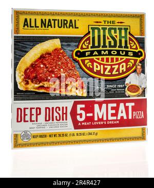 Winneconne, WI - 16. April 2023: Ein Paket der berühmten Pizza Deep Dish Meat Lovers Pizza auf einem abgelegenen Hintergrund. Stockfoto