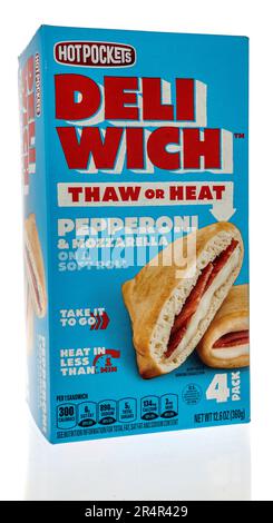 Winneconne, WI - 16. April 2023: Ein Paket mit heißen Taschen, die Peperoni und Mozzarella auf einer weichen Rolle auf einem isolierten Hintergrund enthalten. Stockfoto