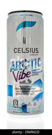 Winneconne, WI - 16. April 2023: Eine Dose Celsius Live FIT künstlerisches Getränk auf einem abgelegenen Hintergrund. Stockfoto