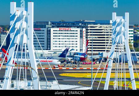 Sydney (Kingsford Smith) Airport in Sydney, Australien. Abbildung: Das internationale Terminal mit Blick nach Westen vom Inlandsterminal aus. Stockfoto