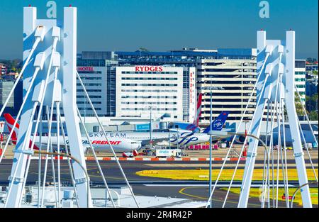 Sydney (Kingsford Smith) Airport in Sydney, Australien. Abbildung: Das internationale Terminal mit Blick nach Westen vom Inlandsterminal aus. Stockfoto