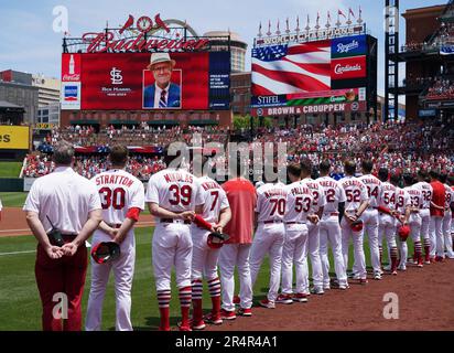 St. Louis, Usa. 29. Mai 2023. Mitglieder des St. Louis Cardinals halten eine Schweigeminute für den ehemaligen St. Louis Post Dispatch Baseballautor Rick Hummel vor einem Spiel gegen die Kansas City Royals im Busch Stadium in St. Louis am Montag, den 29. Mai 2023. Hummel, der die Cardinals für die St. gedeckt hat Louis Post Dispatch für 51 Jahre, starb plötzlich am 20. Mai 2023. Hummel ist Mitglied der Schriftstellerabteilung der National Baseball Hall of Fame Photo von Bill Greenblatt/UPI Credit: UPI/Alamy Live News Stockfoto