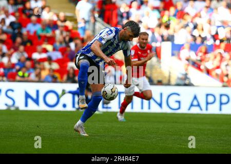 Wembley Stadium, London, England - 29. Mai 2023 Callum Paterson (13) of Sheffield Wednesday steuert den Ball - während des Spiels Barnsley gegen Sheffield Wednesday, Sky Bet League One Play off Final, 2022/23, Wembley Stadium, London, England - 29. Mai 2023 Guthaben: Arthur Haigh/WhiteRosePhotos/Alamy Live News Stockfoto