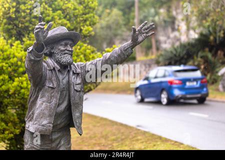 Eine Statue von Johnny Barnes, einem Bermudier, der vor Ort berühmt wurde, indem er jeden Arbeitstag in einem Kreisverkehr dem vorbeifahrenden Verkehr zuwinkte, ist in Hamilton zu sehen Stockfoto