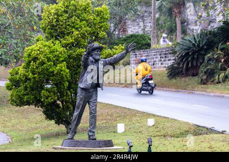 Eine Statue von Johnny Barnes, einem Bermudier, der vor Ort berühmt wurde, indem er jeden Arbeitstag in einem Kreisverkehr dem vorbeifahrenden Verkehr zuwinkte, ist in Hamilton zu sehen Stockfoto