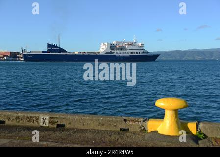 WELLINGTON, NEUSEELAND, 16. MAI 2023: Die Bluebridge Fähre Strait Feronia verlässt den Hafen von Wellington und ist für Picton auf der Südinsel bestimmt. Stockfoto