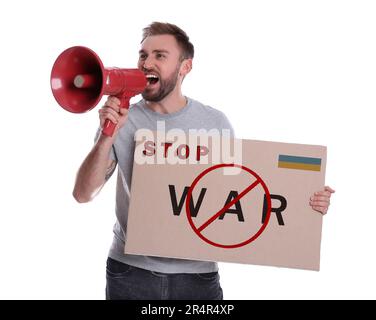 Ein Mann, der Stop war mit Megafon auf weißem Hintergrund anruft. Poster mit Text, ukrainische Flagge und Verbotsschild Stockfoto