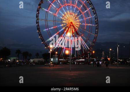 Wunderschönes, leuchtendes Riesenrad im Vergnügungspark Stockfoto