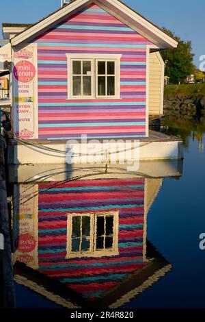 Victoria, British Columbia, Kanada 17. Mai 2023. Farbenfroher Fisherman's Wharf Floating Shop Victoria. Farbenfrohe schwimmende Süßigkeiten kaufen Sie im Fisherman's Wa Stockfoto