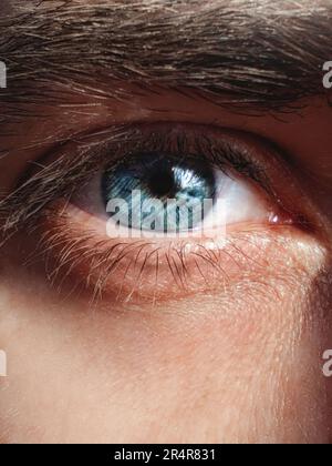 Bilder aus dem nahen Auge, wunderschöne blaue Farbe der Iris des Auges. Augenbilder des Mannes. Stockfoto