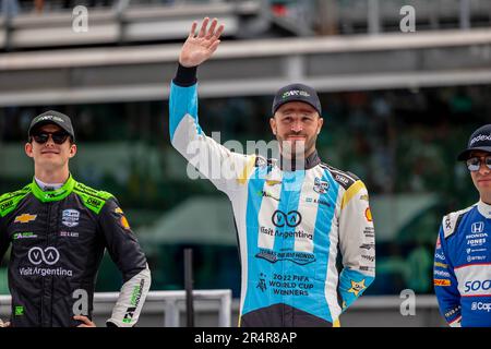 Indianapolis, USA. 28. Mai 2023. DER INDYCAR-Fahrer AGUSTIN HUGO CANAPINO (R) (78) aus Arrecifes, Argentinien, winkt den Fans zu, bevor er auf dem Indianapolis Motor Speedway in Indianapolis, USA, für den Indianapolis 500 antritt. (Kreditbild: © Walter G. Arce Sr./ZUMA Press Wire) NUR REDAKTIONELLE VERWENDUNG! Nicht für den kommerziellen GEBRAUCH! Stockfoto