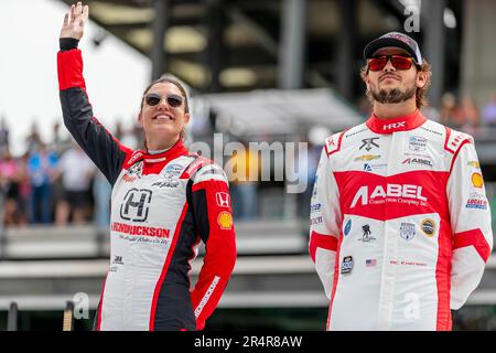 Indianapolis, USA. 28. Mai 2023. DIE INDYCAR-Fahrerin KATHERINE LEGGE (44) aus Guildford, England, winkt den Fans zu, bevor sie auf dem Indianapolis Motor Speedway in Indianapolis, USA, für die Indianapolis 500 antritt. (Kreditbild: © Walter G. Arce Sr./ZUMA Press Wire) NUR REDAKTIONELLE VERWENDUNG! Nicht für den kommerziellen GEBRAUCH! Stockfoto