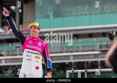 Indianapolis, USA. 28. Mai 2023. DER INDYCAR-Fahrer SIMON PAGENAUD (60) aus Montorillon, Frankreich, winkt den Fans zu, bevor er für die Indianapolis 500 auf dem Indianapolis Motor Speedway in Indianapolis, USA, antritt. (Kreditbild: © Walter G. Arce Sr./ZUMA Press Wire) NUR REDAKTIONELLE VERWENDUNG! Nicht für den kommerziellen GEBRAUCH! Stockfoto