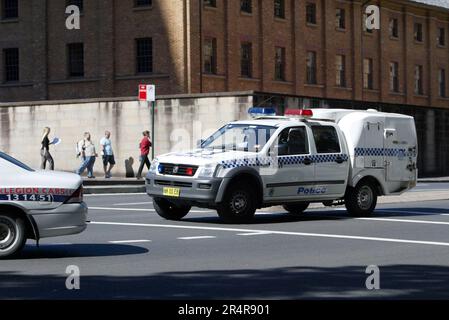 Ein zeitgenössischer Polizeiwagen am Queens Square in der Nähe des Hyde Park in Sydney. Stockfoto