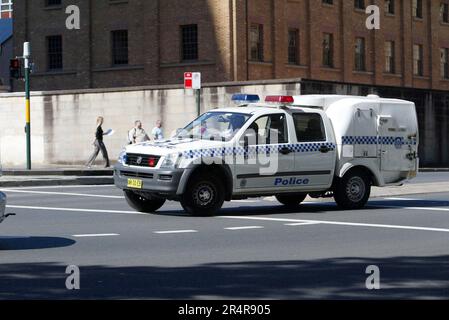 Ein zeitgenössischer Polizeiwagen am Queens Square in der Nähe des Hyde Park in Sydney. Stockfoto