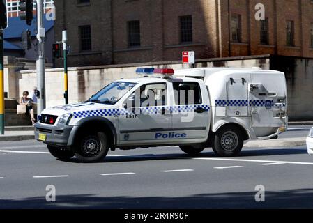 Ein zeitgenössischer Polizeiwagen am Queens Square in der Nähe des Hyde Park in Sydney. Stockfoto